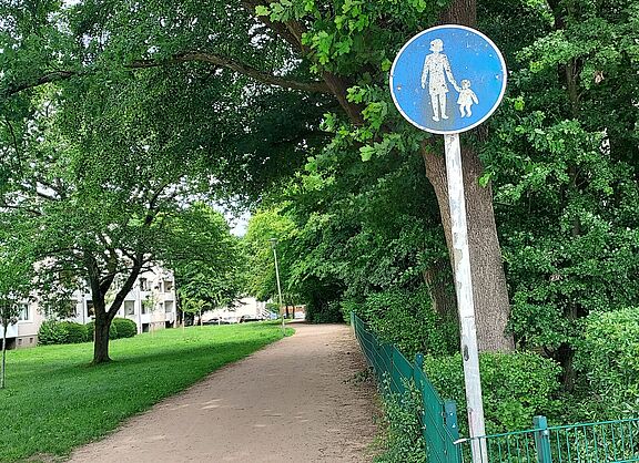 Ein Fußweg an der August-Bebelstraße - vom Magistrat dargestellt als Meilenstein der Radinfrastruktur