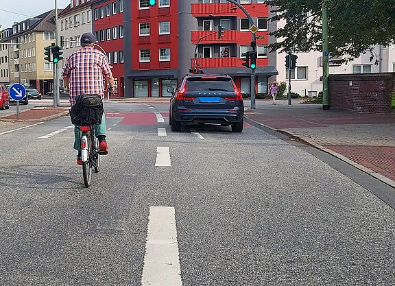 Neu in Spanien: Radfahrer in Spurmitte, Autoverkehr dahinter mit 5 m Abstand