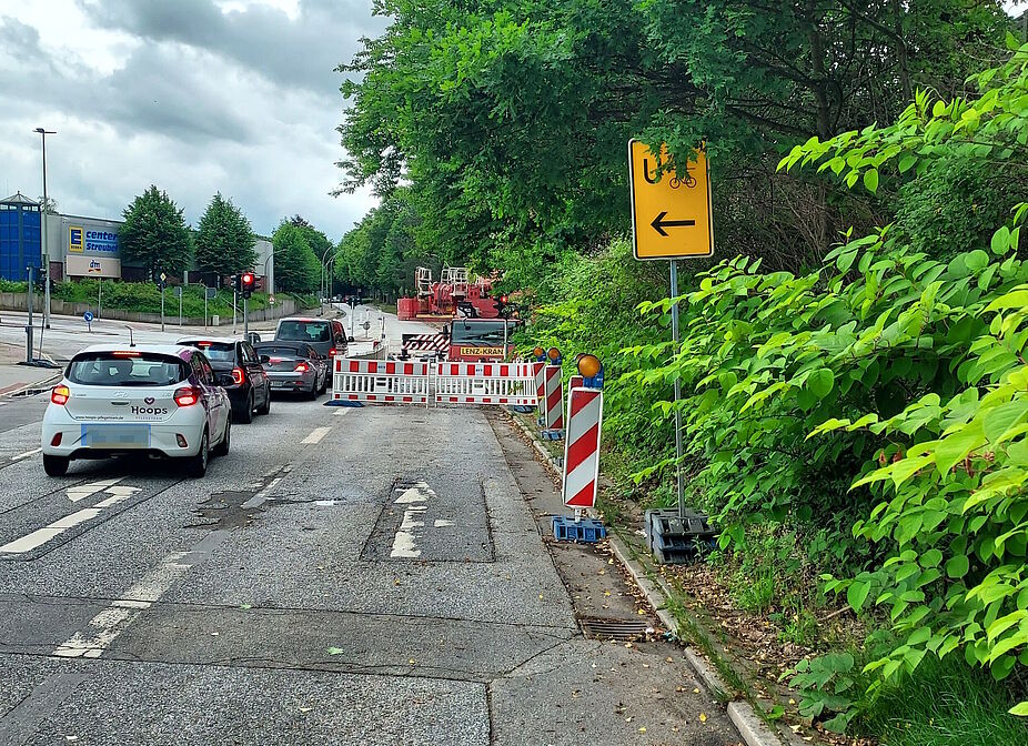 Verstecktes Umleitungsschild in der Hartwigstraße Verstecktes Umleitungsschild in der Hartwigstraße