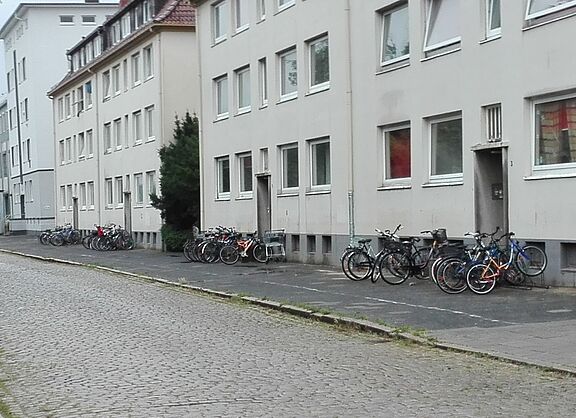 Trotz mehrfahcher bitten an die Behörden läßt man die Radwegmarkierung verblassen