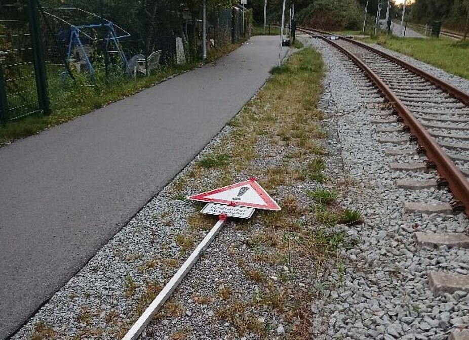 Umgeworfenes Warnschild FahrGrad8 Umgeworfenes Warnschild FahrGrad8