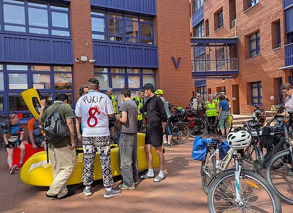Vor dem Start zur Abschlussfahrt im Innenhof der Hochschule