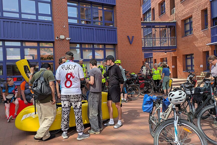 Vor dem Start zur Abschlussfahrt im Innenhof der Hochschule Vor dem Start zur Abschlussfahrt im Innenhof der Hochschule