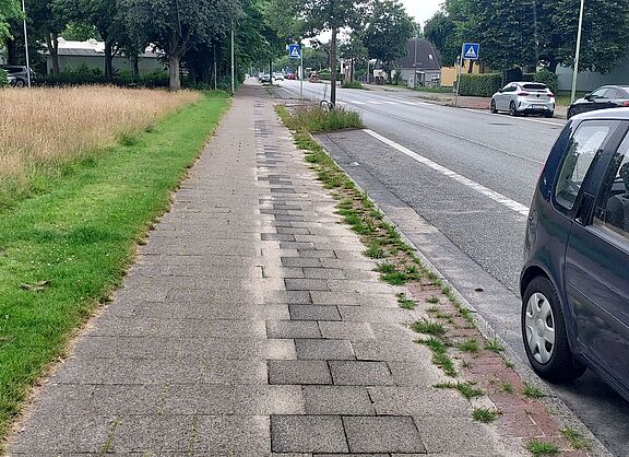Hier wurde frisch ein Radweg in Schulnähe (Auf der Bult) entfernt.