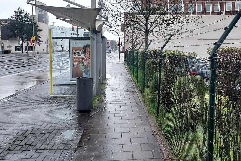 Bushaltestelle "Havenwelten" auf der Columbusstraße. Wo Radweg? Wo Fußweg
