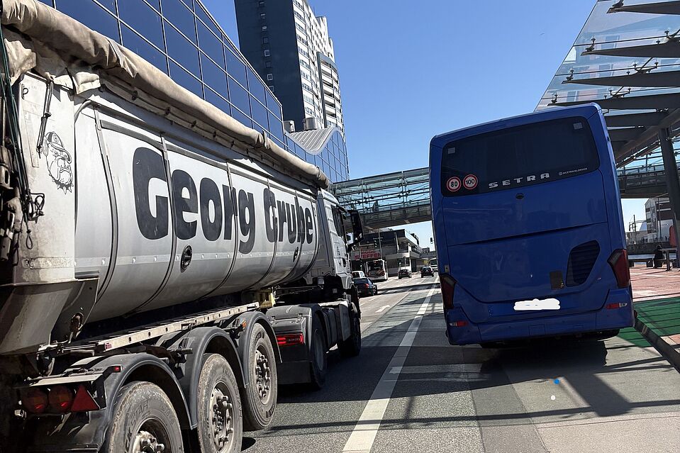 Zwischen Bus und LKW-Verkehr auf der Columbusstraße Zwischen Bus und LKW-Verkehr auf der Columbusstraße