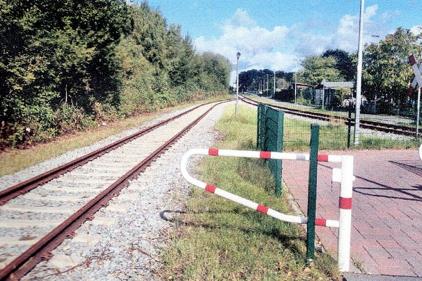 Zerstörte Sperre am Bahnübergang FahrGrad8 Zerstörte Sperre am Bahnübergang FahrGrad8