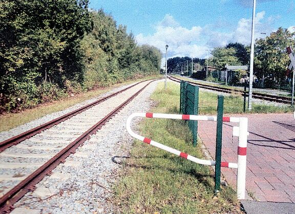 Zerstörte Sperre am Bahnübergang FahrGrad8