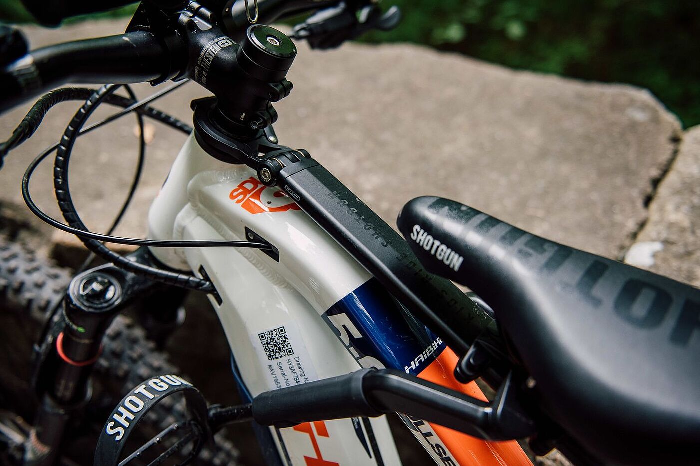 Kindersitz für vorne von Shotgun am Mountainbike befestigt